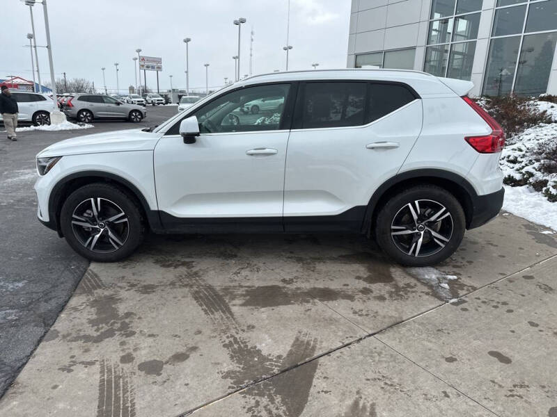 2025 Volvo XC40 B5 Core Bright Theme