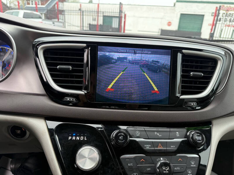 2017 Chrysler Pacifica Touring-L