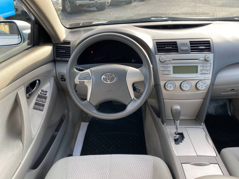 2011 Toyota Camry LE photo 12