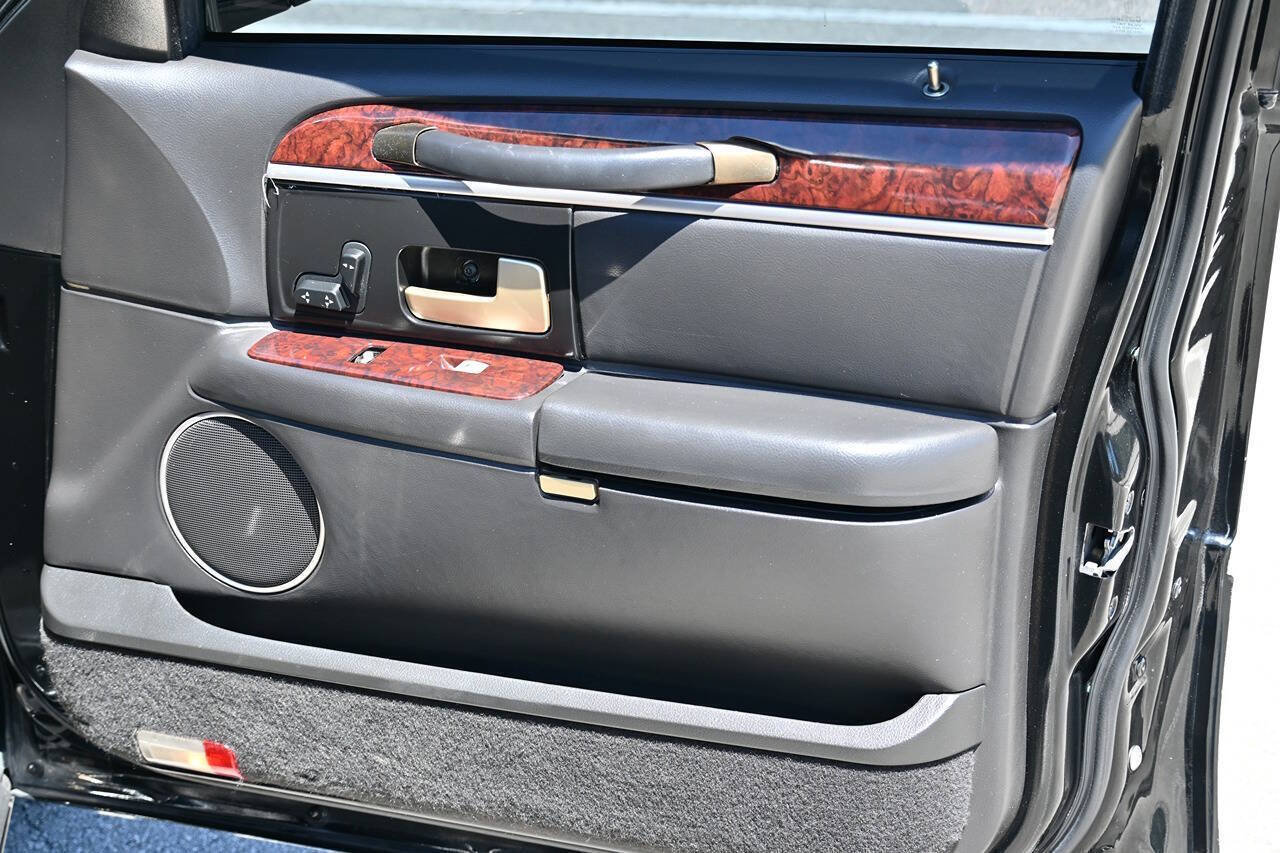 2011 Lincoln Town Car 15