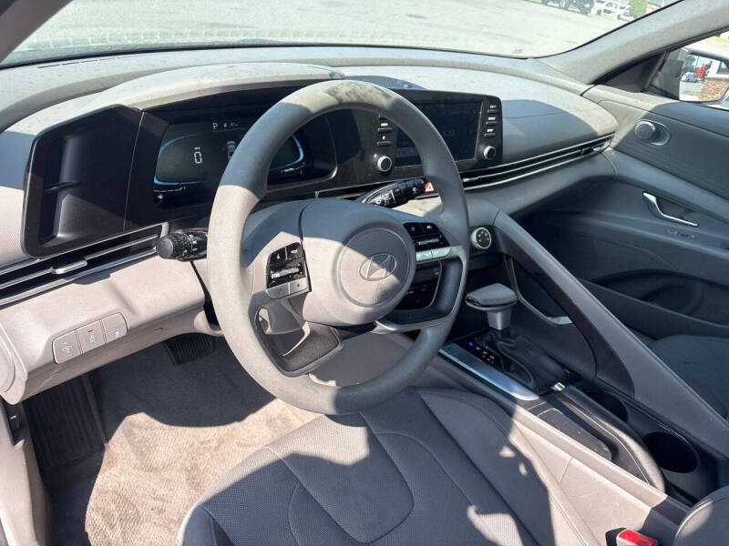 2025 Hyundai Elantra SE