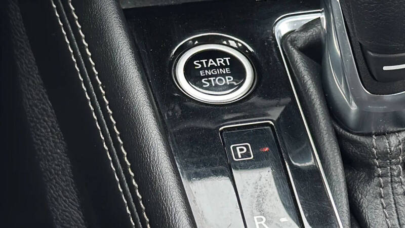 2022 Nissan Kicks SR