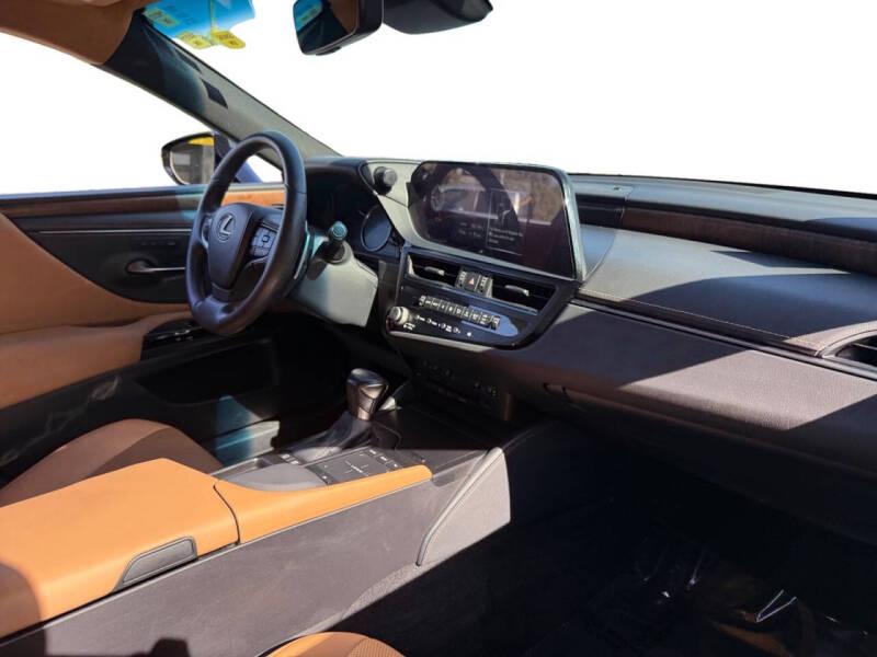 2022 Lexus ES 300h
