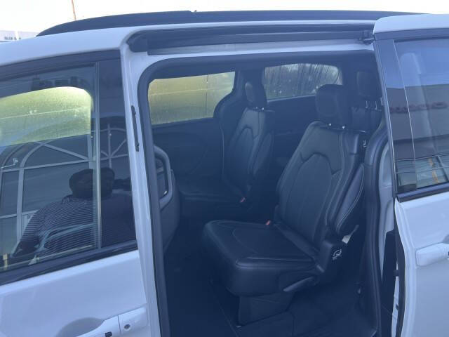 2026 Chrysler Pacifica Select