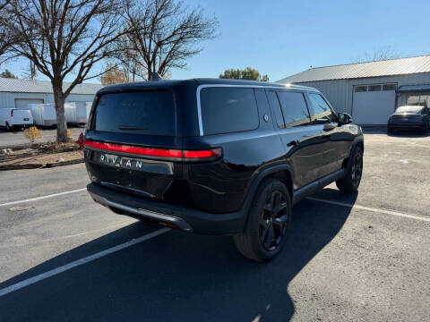 2024 Rivian R1S Adventure