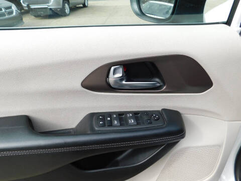 2022 Chrysler Voyager LX