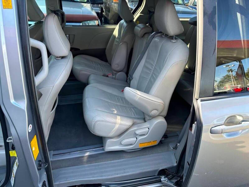 2012 Toyota Sienna XLE 7-Passenger Auto Access Seat
