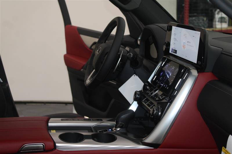 2025 Lexus LX 700h F SPORT Handling