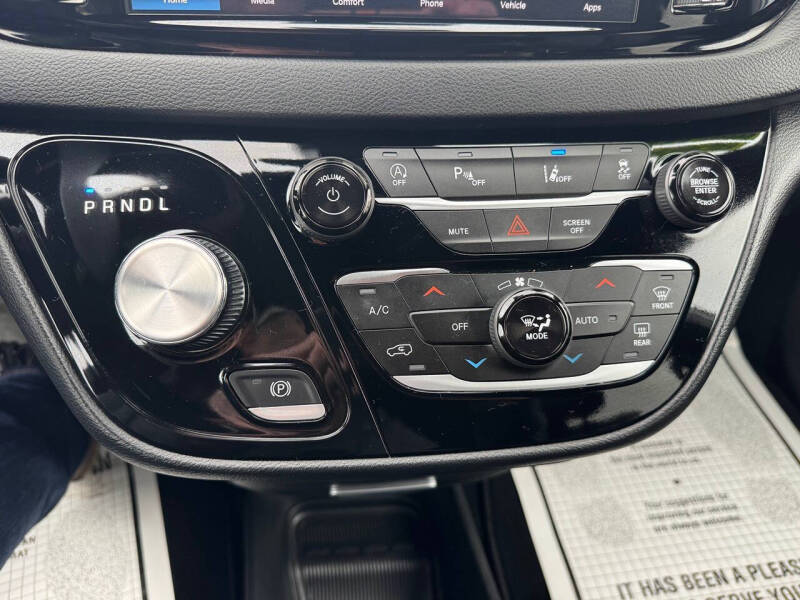 2025 Chrysler Pacifica Select