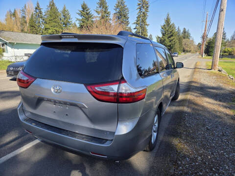 2017 Toyota Sienna LE 7-Passenger Auto Access Seat