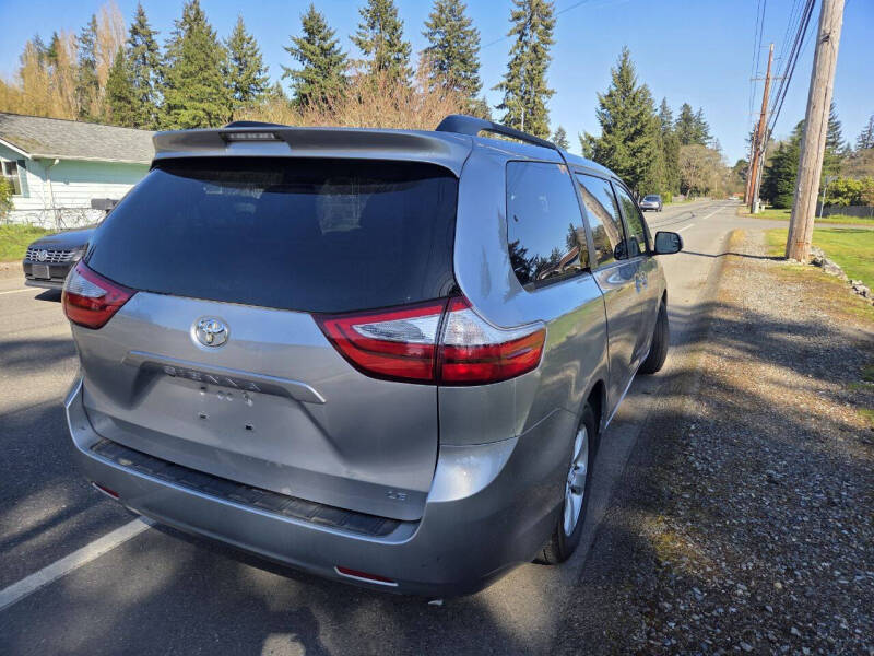 2017 Toyota Sienna LE 7-Passenger Auto Access Seat
