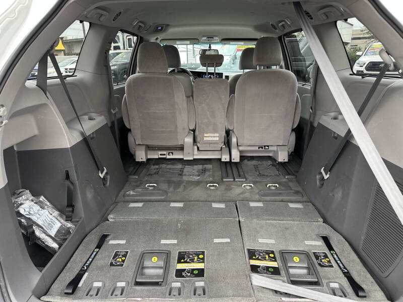 2017 Toyota Sienna LE 8-Passenger