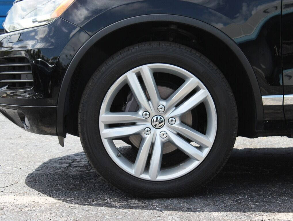 2014 Volkswagen Touareg  - $18,995