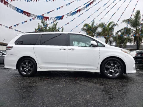 2016 Toyota Sienna SE 8-Passenger