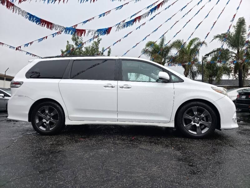 2016 Toyota Sienna SE 8-Passenger