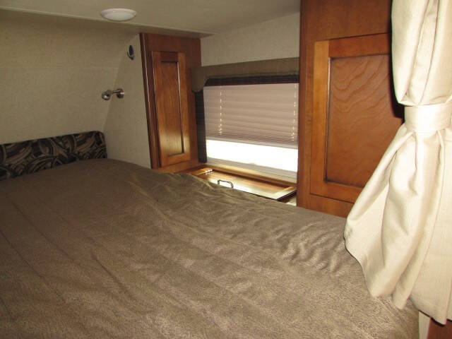 2013 Lance 1050S
