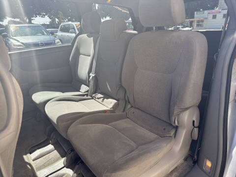 2005 Toyota Sienna LE 8 Passenger