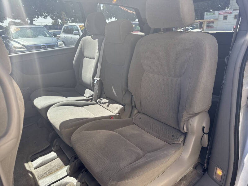 2005 Toyota Sienna LE 8 Passenger