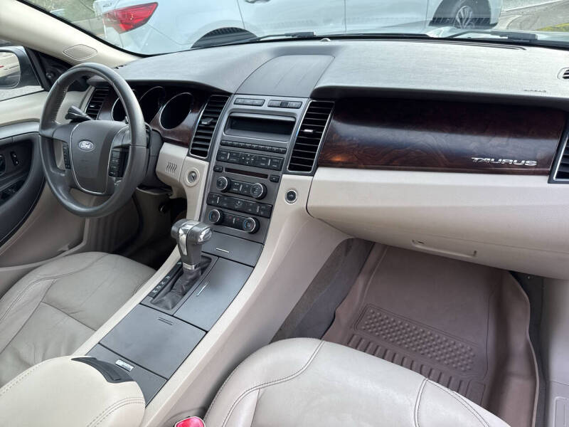 2010 Ford Taurus SEL