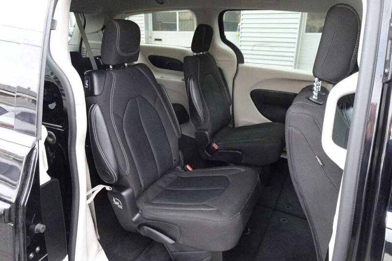 2024 Chrysler Voyager LX