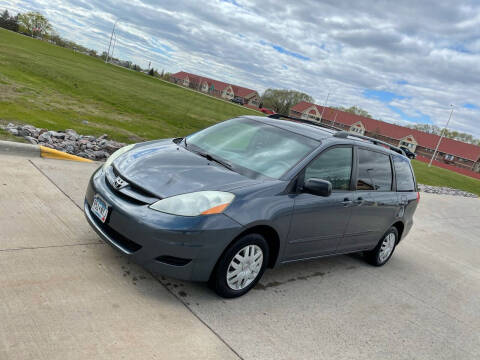 2006 Toyota Sienna for sale at United Motors in Saint Cloud MN