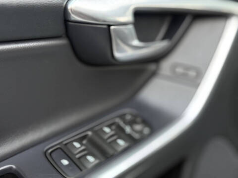 2016 Volvo XC60 T6 Drive-E R-Design Platinum