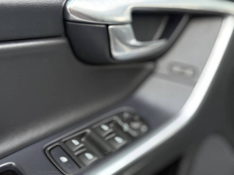 2016 Volvo XC60 T6 Drive-E R-Design Platinum