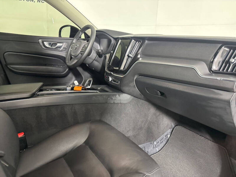 2024 Volvo XC60 B5 Core Dark Theme