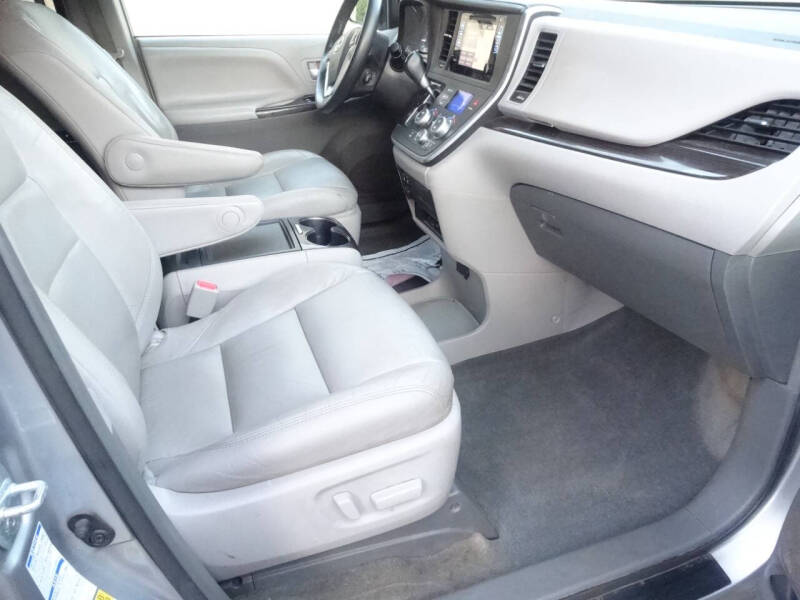 2017 Toyota Sienna XLE Premium 7-Passenger