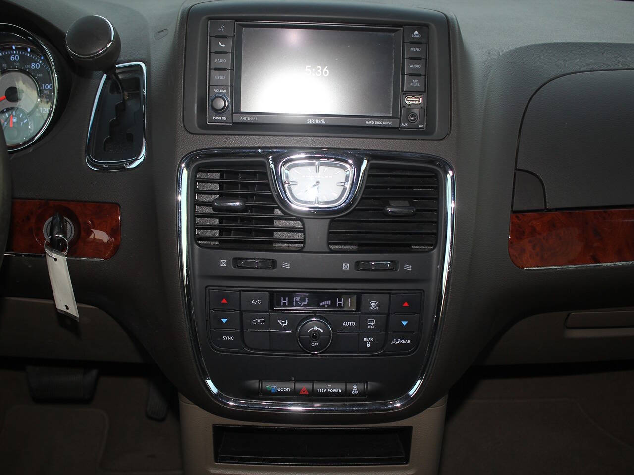 2015 Chrysler Town & Country Touring photo 17