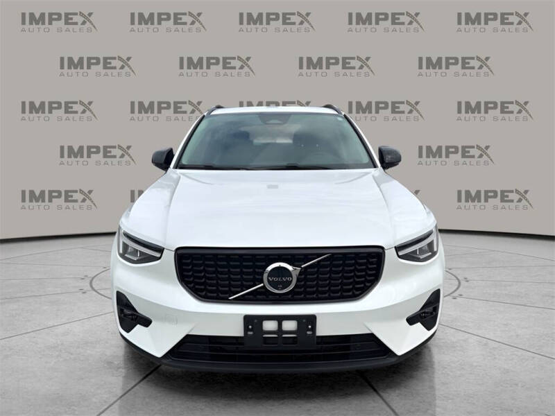 2025 Volvo XC40 B5 Plus Dark Theme