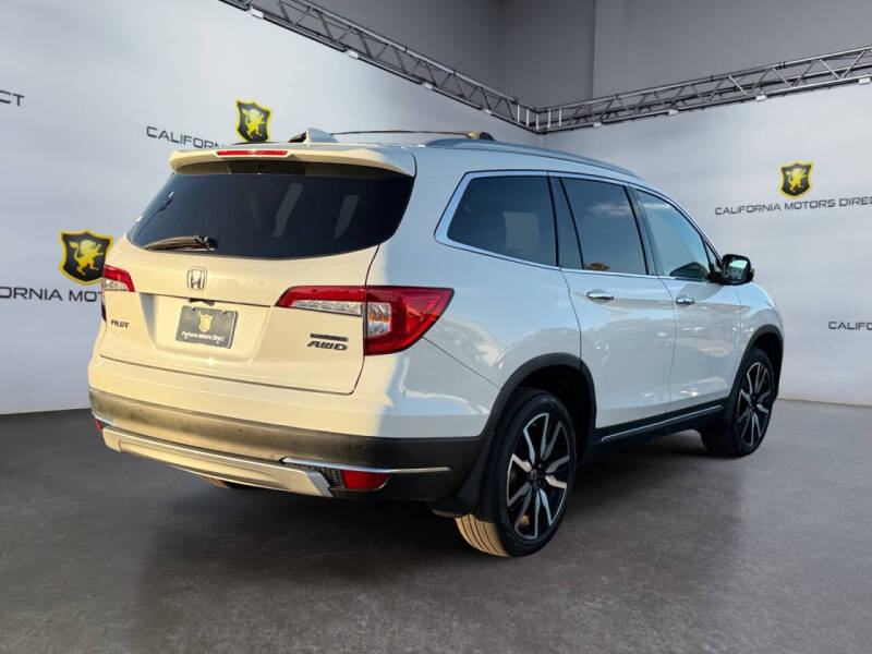 2022 Honda Pilot Touring w/Rear Captain's Chairs