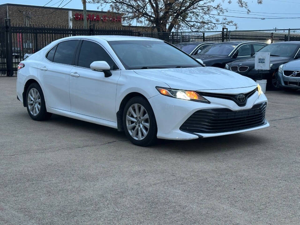 2018 Toyota Camry LE's photo