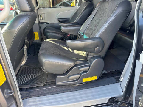 2014 Toyota Sienna SE 8-Passenger