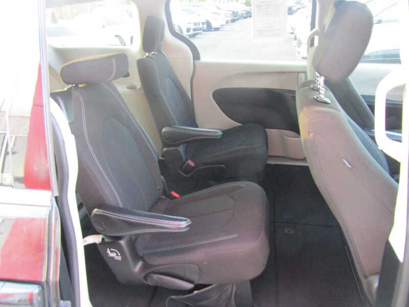 2022 Chrysler Voyager LX