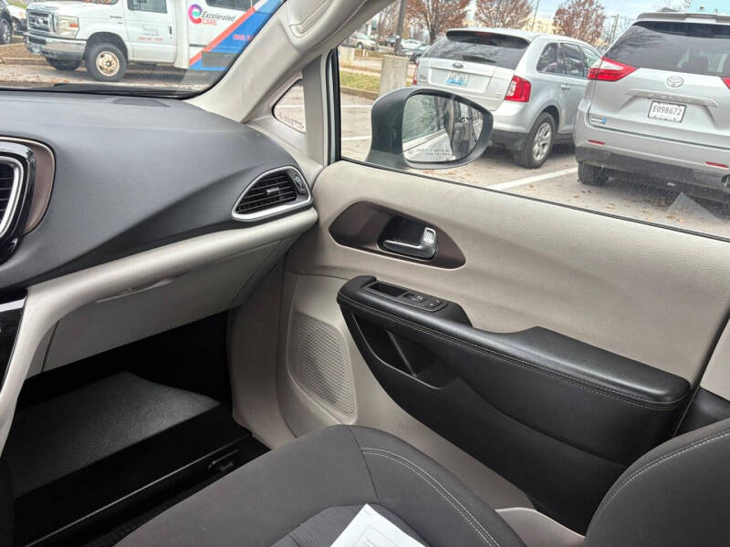 2022 Chrysler Voyager LX