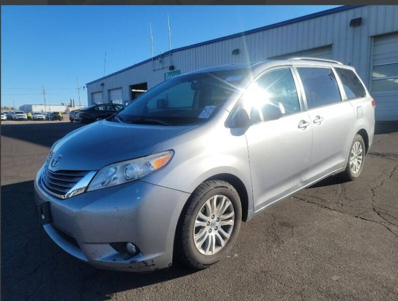 2011 Toyota Sienna null photo 14