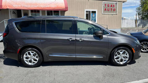 2017 Chrysler Pacifica Touring-L Plus