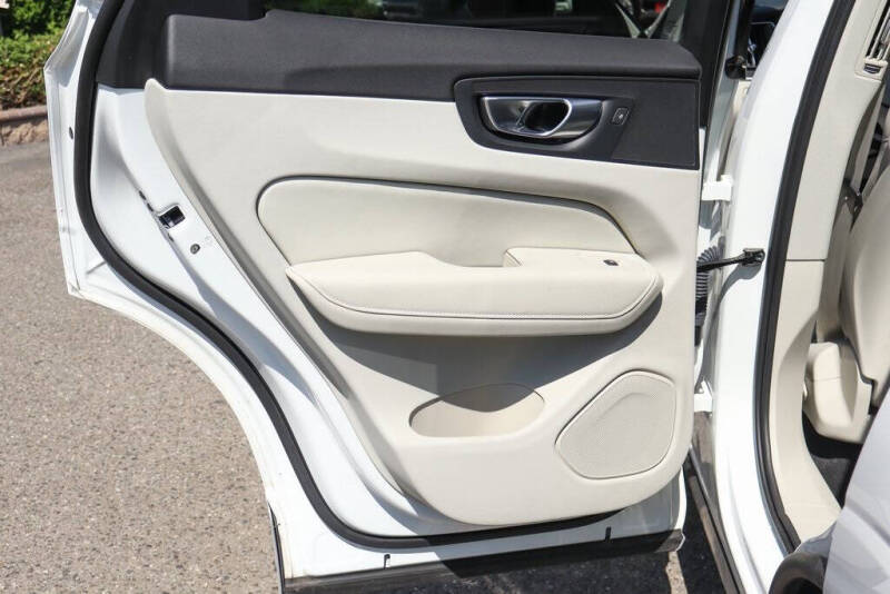 2024 Volvo XC60 B5 Core Dark Theme