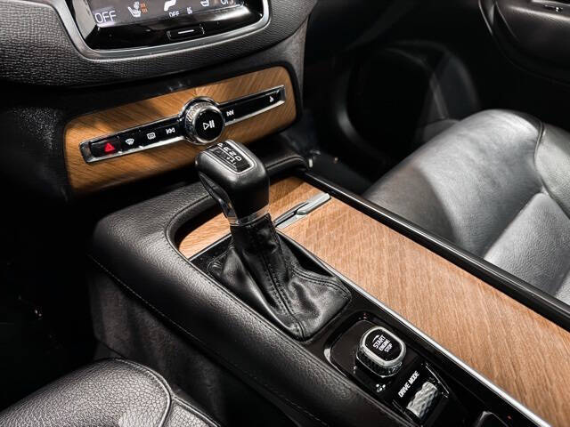 2021 Volvo XC90 T6 Momentum 7-Passenger