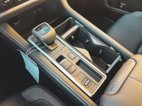 2025 Nissan Pathfinder SV