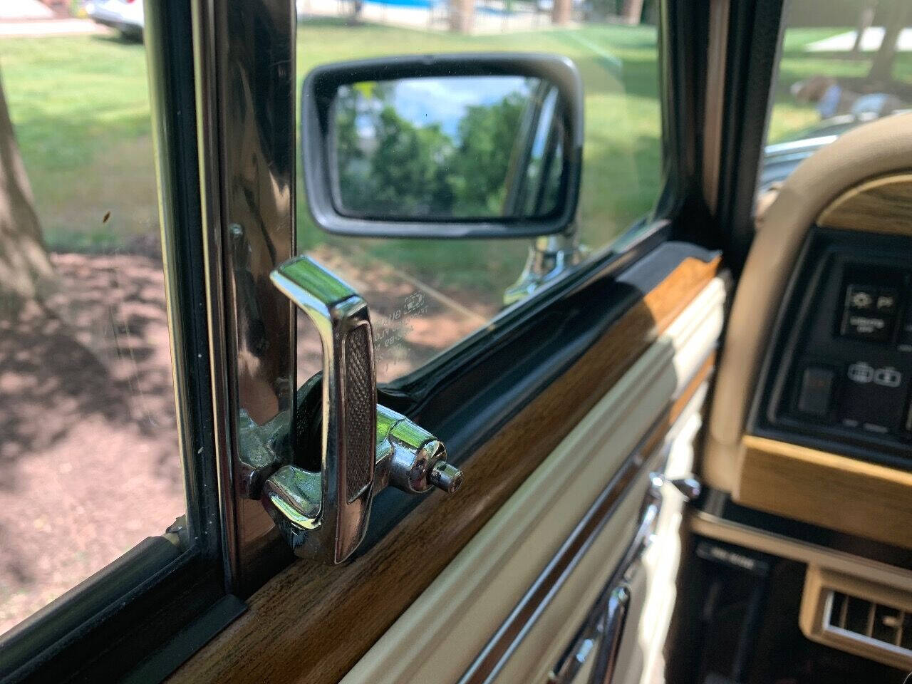 1989 Jeep Grand Wagoneer 21
