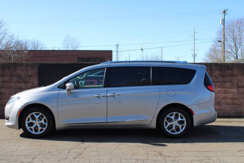 2017 Chrysler Pacifica Touring-L Plus