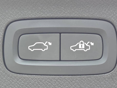 2022 Volvo XC90 T6 Momentum 6-Passenger