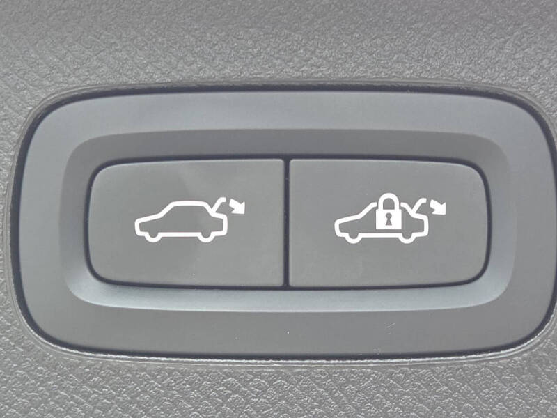 2022 Volvo XC90 T6 Momentum 6-Passenger