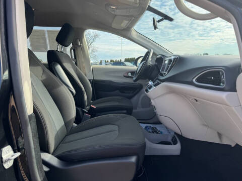 2022 Chrysler Voyager LX