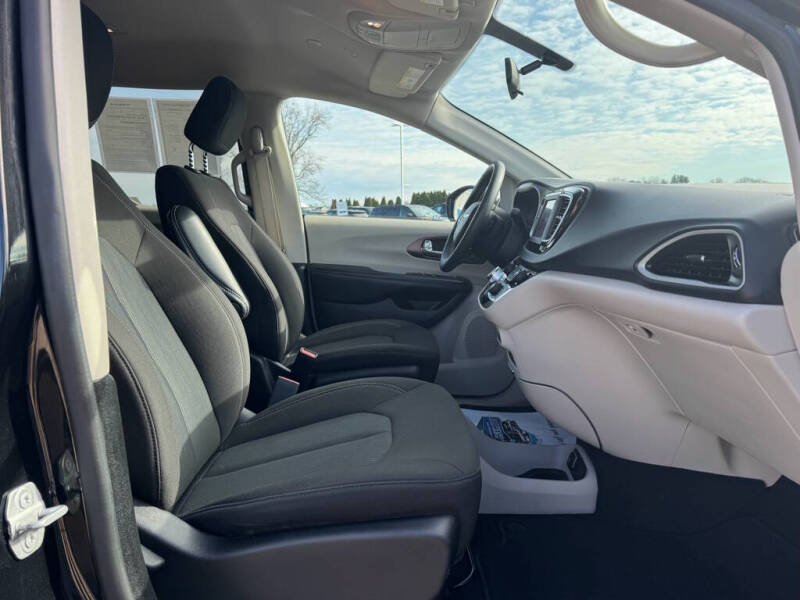 2022 Chrysler Voyager LX