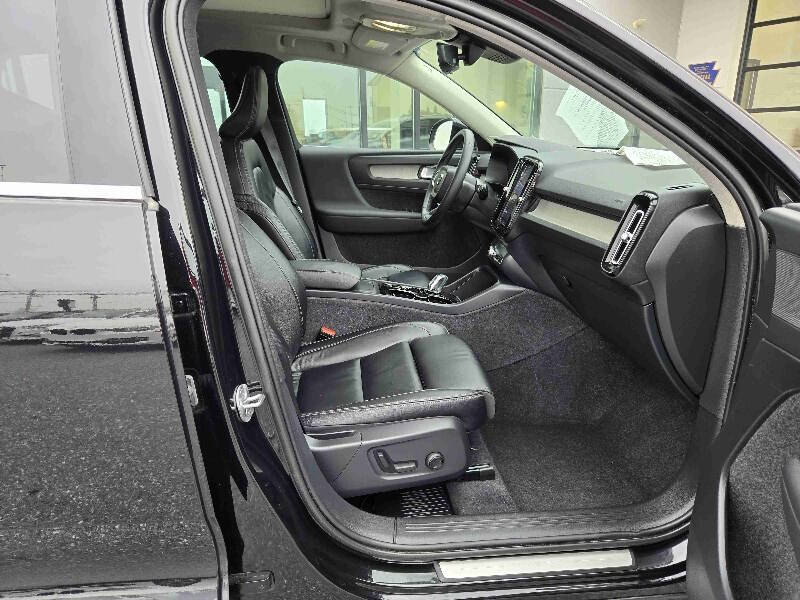 2023 Volvo XC40 B5 Plus Bright Theme