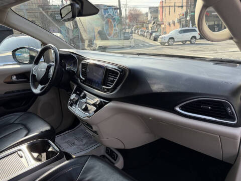 2017 Chrysler Pacifica Touring-L Plus