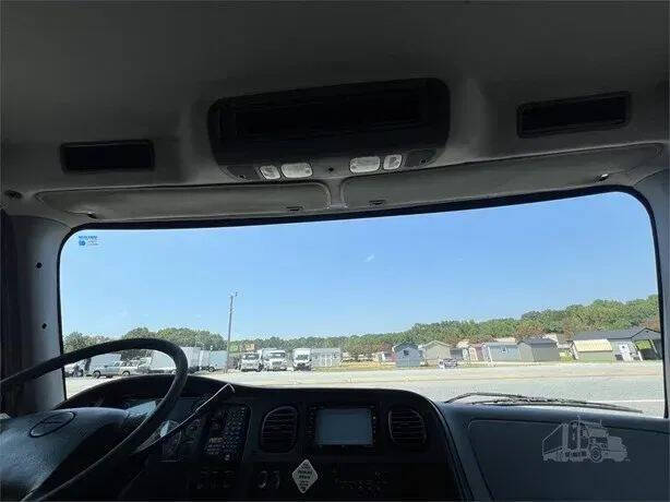 2009 Freightliner M2 106